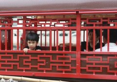 郑钧带娃体验民俗 《爸回2》唤醒童年记忆