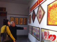 漳州百岁老人音乐剪纸样样通