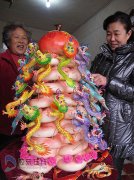 莱州母女制作面塑“大富贵”祝福祖国平安(图)