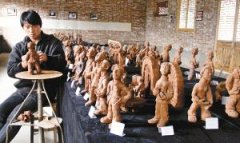 蓝田民间艺人受热播电视剧启发 用泥塑说《平凡的世界》