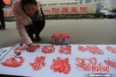 19岁女生寒冬卖剪纸救尿毒症弟弟 引发捐助潮（图）（3）