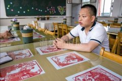 成绩垫底老师没放弃 学校为他办剪纸展