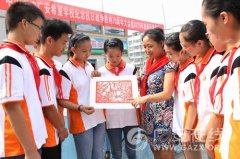 广安：教师巡展剪纸作品纪念抗战胜利70周年（图）