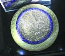 53岁广绣花女绣品成万元奢侈品 每月赚几千元