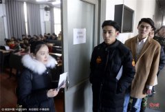 化妆师比艺术考生忙 中戏首日催生胡同“化妆经济“（图）