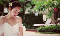 李小璐晒美照穿白裙秀香肩 称不化妆拍照是熊猫