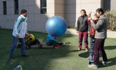 大连恒隆广场关注障碍儿童 为弱势儿童送欢乐