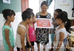 广安一教师创作剪纸作品纪念抗战胜利70周年（图）