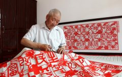 七旬翁张兴龙剪纸创作出“社会主义核心价值观”