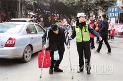 帮助患病老人，资中“最美女交警”获赞一片