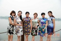 旗袍美女相约汉江 旗袍会成员达700多人(1)