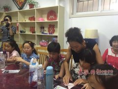 社区暑期剪纸课 青岛孩子边玩边学手艺(图)