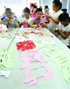 暑期传艺 民间艺人教孩子们绝活