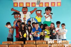 大学生制作卡通陶艺 纪念儿童节