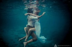 新婚夫妇拍摄水下唯美婚纱照成新时尚