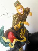 小伙慕名来津学做面塑 巧手捏出惟妙惟肖美猴王