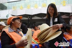 亲身体验民间工艺 昆明环卫工人不一样的劳动节