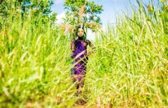 美女摄影师脱了！和她要拍的人一起袒胸露乳！