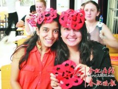 孔子学院日 安大孔子学院留学生学中国剪纸