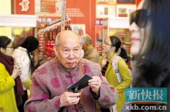 广州剪纸大师运剪如飞 呕心沥血制作《百蝶图》