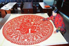 郭润芝创作巨型猴剪纸
