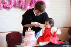 梁咏琪为爱女庆生 混血女儿胖嘟嘟超可爱(图)