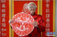 江西79岁老翁剪纸迎羊年 作品曾入选美术教科书