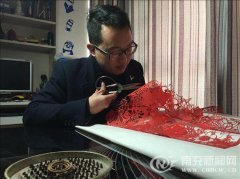 发扬剪纸艺术 帅小伙巧手剪出“鸟叔”、刘德华