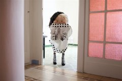 摄影师在美女背上作画 太逗B了