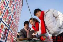 【网络媒体走转改】打树花赏剪纸 河北蔚县年味浓(图)