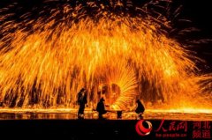 网络媒体走转改:打树花赏剪纸 河北蔚县年味浓(图)