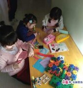 吉林延吉：民旺社区妇联组织留守儿童开展剪纸活动