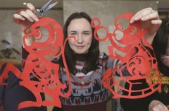 连云港外国人 学习剪纸感受中国年