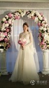 钟嘉欣西式婚纱照女神范十足 飘逸似仙女