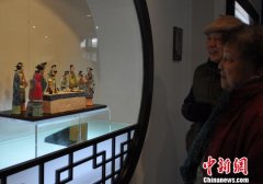 百余“惠山泥人”亮相无锡运河畔