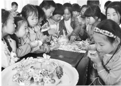 非遗传承人校园授技艺