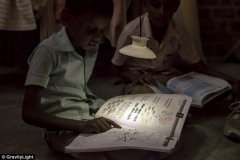 [图]英工程师团队开发出只借助重力就能维持照明的