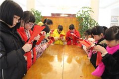 别样开学礼 萌娃学剪纸