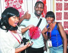 第二届蔚州剪纸艺术节闭幕 国内外剪纸高手秀绝技(组图)