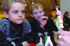 各国大使在民间艺术展上当模特让人捏泥塑(图)