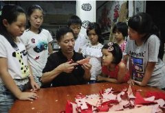 跟爷爷学剪纸(图)