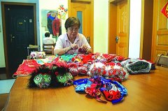 巧手阿姨的女红活很溜 最大愿望是凑齐宝宝“三大件”