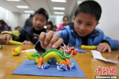 南京儿童学做面塑迎龙年