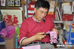 京城百工坊：爱创新的剪纸大师(组图)