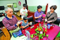 废布铁丝变成花 看看居民的“环保DIY”(图)