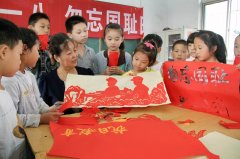 淮北：少儿学习主题剪纸 巧手凝聚爱国情怀