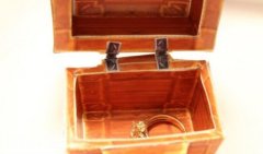 国外魔兽玩家创意求婚 自制宝箱藏戒指表心意