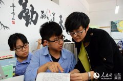 高清组图：山东中学生自制电子倒计时牌计算高考“脚步”