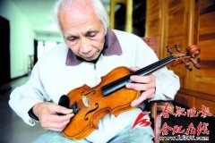 合肥8旬翁五十年前自制电吉他 雕刻剪纸也样样精通