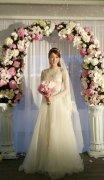 钟嘉欣西式婚纱照女神范十足 伴娘团斗艳